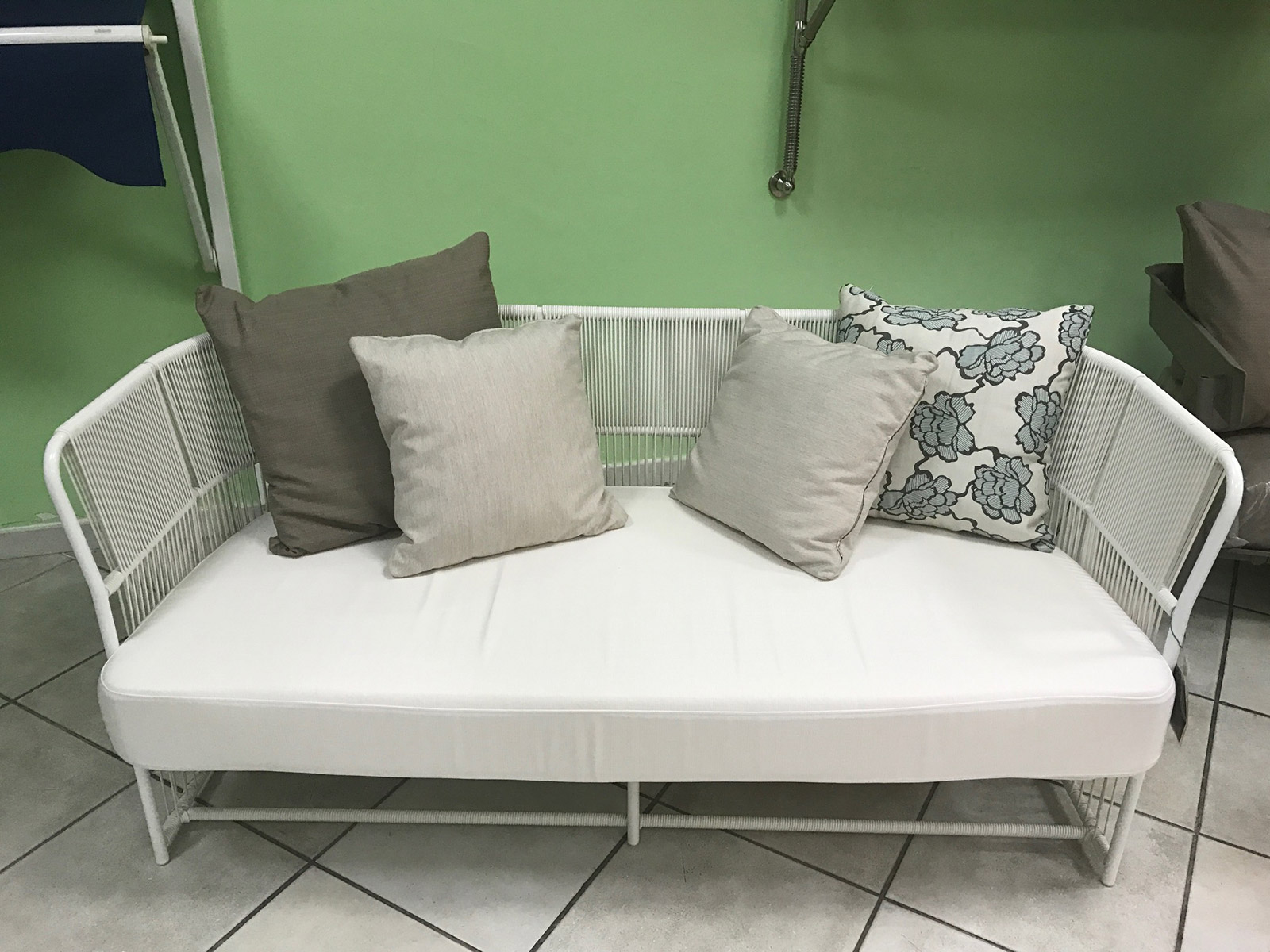Divano Varaschin mod. Tibidabo in fibra sintetica intrecciata a mano colore bianco con intelaiatura in alluminio verniciato 2 posti cm 170x76x83 napoli