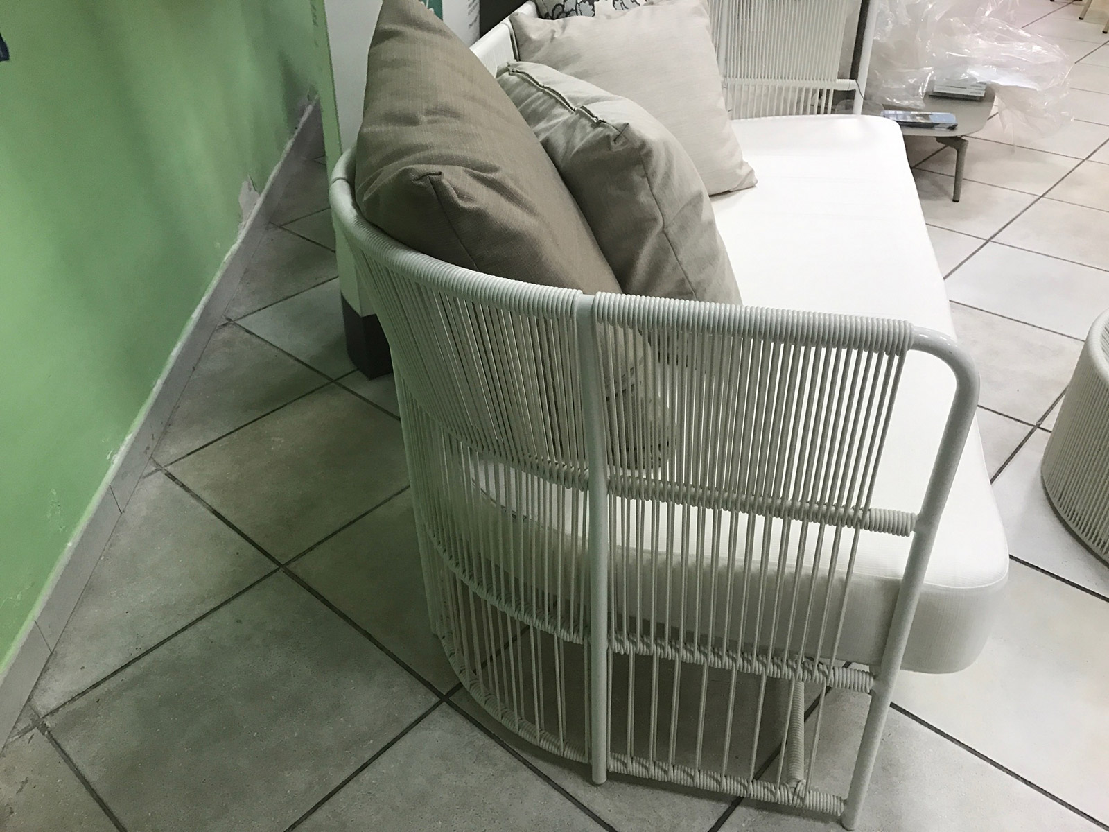 Divano Varaschin mod. Tibidabo in fibra sintetica intrecciata a mano colore bianco con intelaiatura in alluminio verniciato 2 posti cm 170x76x83 napoli