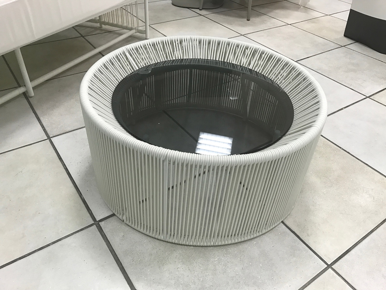 Tavolino Varaschin mod. Tibidabo in fibra sintetica intrecciata a mano con struttura in alluminio verniciato bianco e Vetro grigio europa cm 65 x 30 napoli